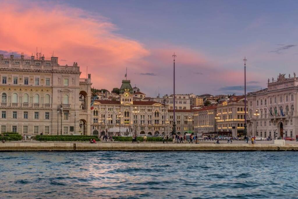 Luxury Stazione Centrale Elegante Loft Lägenhet Trieste Exteriör bild